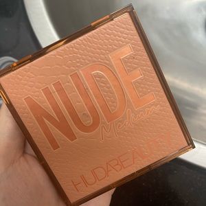 HUDA beauty eyeshadow pallet medium